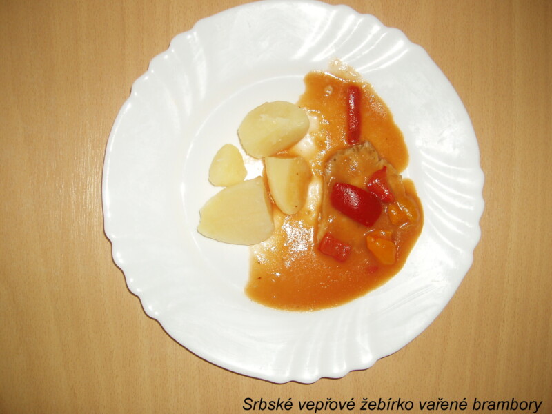 Srbské vepřové žebírko vařené brambory